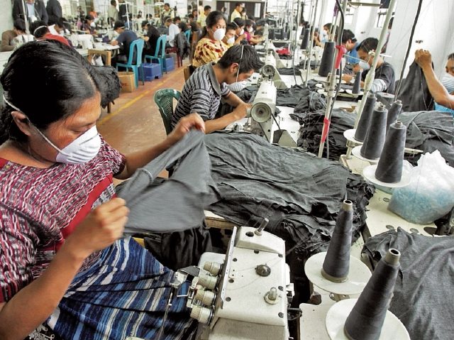 La Fabricas de Textiles, ubicadas en San Pedro Sacatepequez, es donde se emplea mas mujeres que hombres , en este lugar se confeccionan ropa para su exportaciÛn (maquila). Fotografia Esbin Garcia