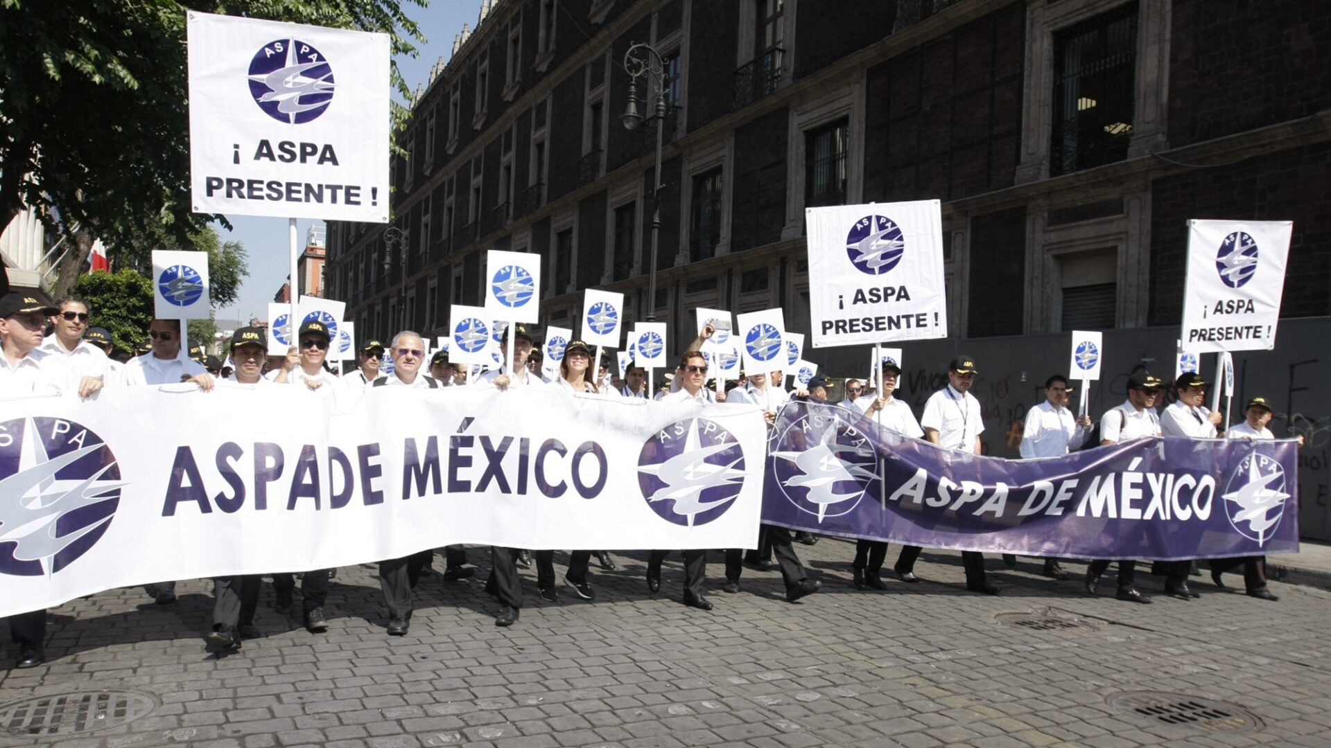 90501. México, 1 May 2019 (Notimex-Óscar Ramírez).- Trabajadores de la Asociación Sindical de Pilotos Aviadores de México marchan rumbo al Zócalo capitalino, con motivo del Día del Trabajo. NOTIMEX/FOTO/ÓSCAR RAMÍREZ/ORM/LAB/